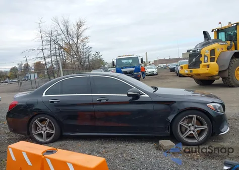 2015 Mercedes-Benz C 300 Sport 4Matic z USA, uszkodzony, nr VIN 55SWF4KB9FU071432